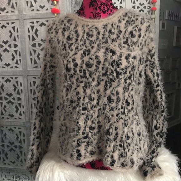 Xoxo fuzzy leopard sweater - Picture 5 of 5